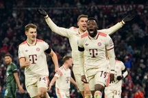 Bayern Munich giành vé đi tiếp nghẹt thở ở Champions League