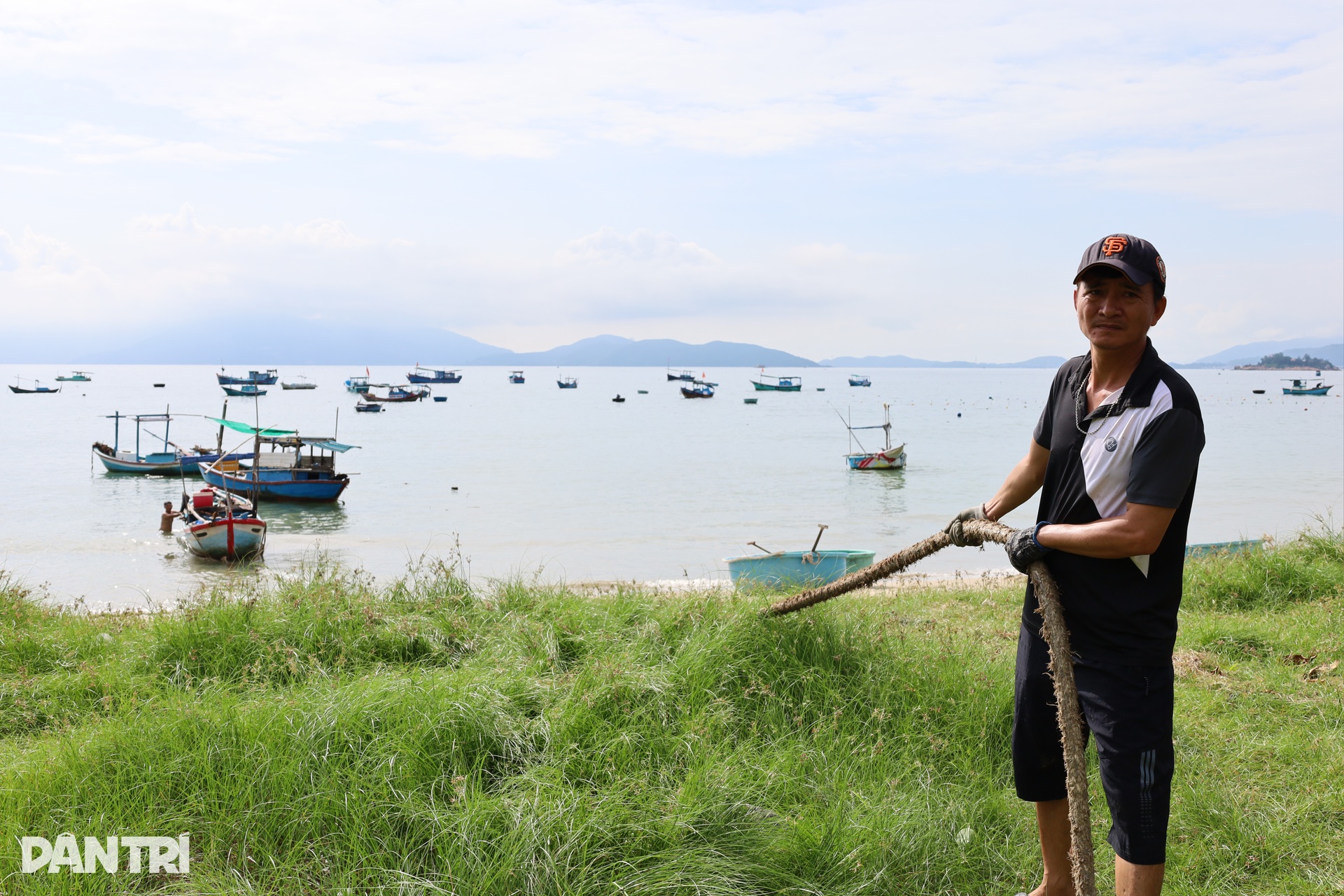 Ngư dân miền Trung cẩu thuyền, bộ đội giúp dân dời nhà tránh bão Kalmaegi - 8 Ngư dân miền Trung cẩu thuyền, bộ đội giúp dân dời nhà tránh bão Kalmaegi - 8