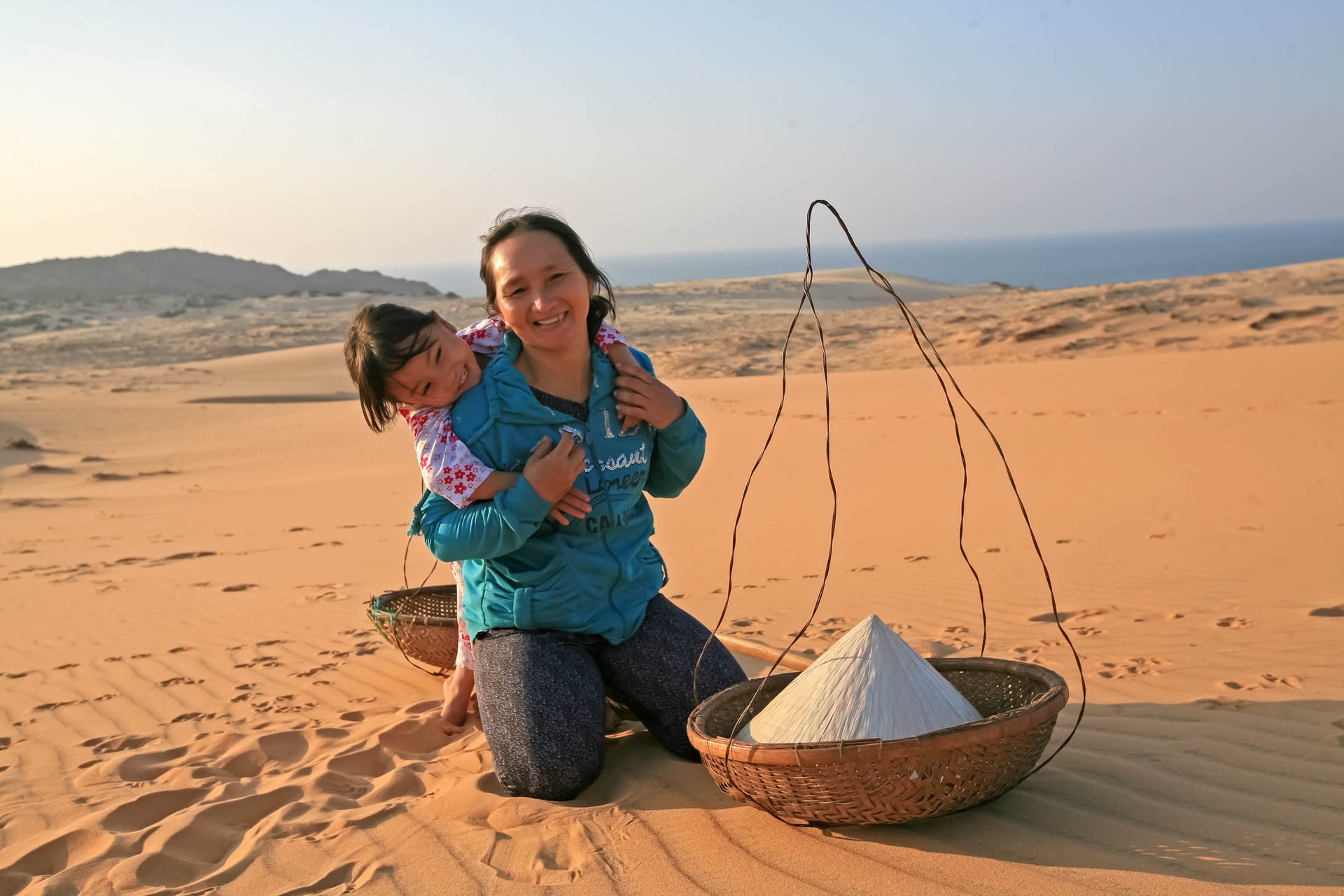 Tình mẫu tử thiêng liêng của phụ nữ Việt qua triển lãm ảnh Mẹ yêu con - 4 Tình mẫu tử thiêng liêng của phụ nữ Việt qua triển lãm ảnh Mẹ yêu con - 4