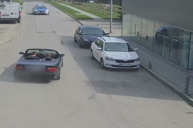 Dại dột trổ tài drift ở trạm xăng, tài xế gặp ngay xe cảnh sát