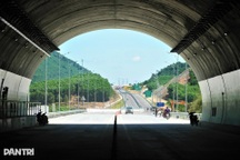 Hầm xuyên núi trên cao tốc Vũng Áng - Bùng sẵn sàng thông xe