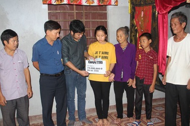 Trao thêm hơn 74 triệu đồng đến với 4 chị em mồ côi bố, mẹ ung thư