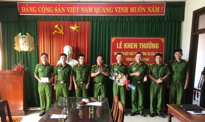 Đại tá Đặng Ngọc Sơn (thứ 4 từ trái qua) trao thưởng cho tập thể Công an phường Đông Ba, thành phố Huế