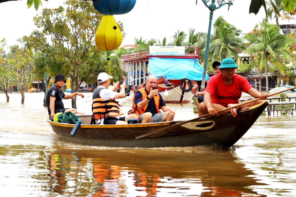 3 ngày lũ liên tiếp, du khách thích thú, người dân Hội An kiệt sức - 1 3 ngày lũ liên tiếp, du khách thích thú, người dân Hội An kiệt sức - 1