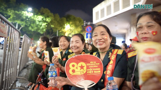 Cựu chiến binh xúc động trước sự tận tình hỗ trợ của các bạn trẻ