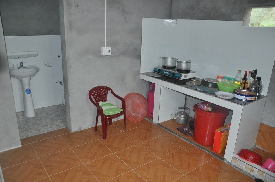 Cụ bà 80 tuổi nghẹn ngào khi được bạn đọc Dân trí xây tặng ngôi nhà mới - 9 Cụ bà 80 tuổi nghẹn ngào khi được bạn đọc Dân trí xây tặng ngôi nhà mới - 9