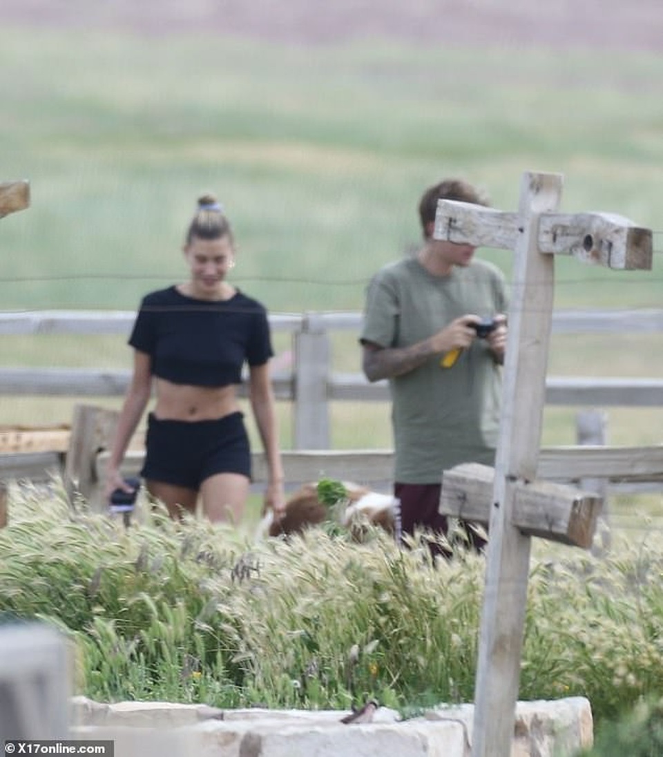 Hailey Bieber khoe eo thon khi cùng chồng đi cắm trại - 3 Hailey Bieber khoe eo thon khi cùng chồng đi cắm trại - 3