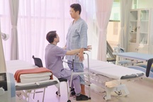 Đau thắt lưng sau cú đánh golf, người đàn ông 43 tuổi suýt liệt hai chân