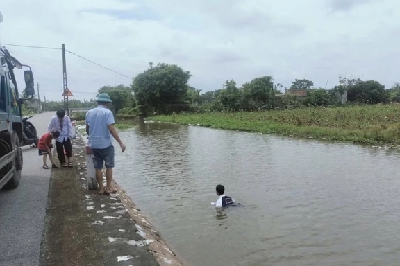 Nam sinh lớp 11 nhảy xuống sông cứu hai anh em nhỏ