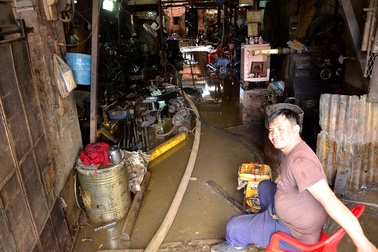 Cuộc sống người dân bị đảo lộn sau trận mưa ngập khủng khiếp ở Sài Gòn