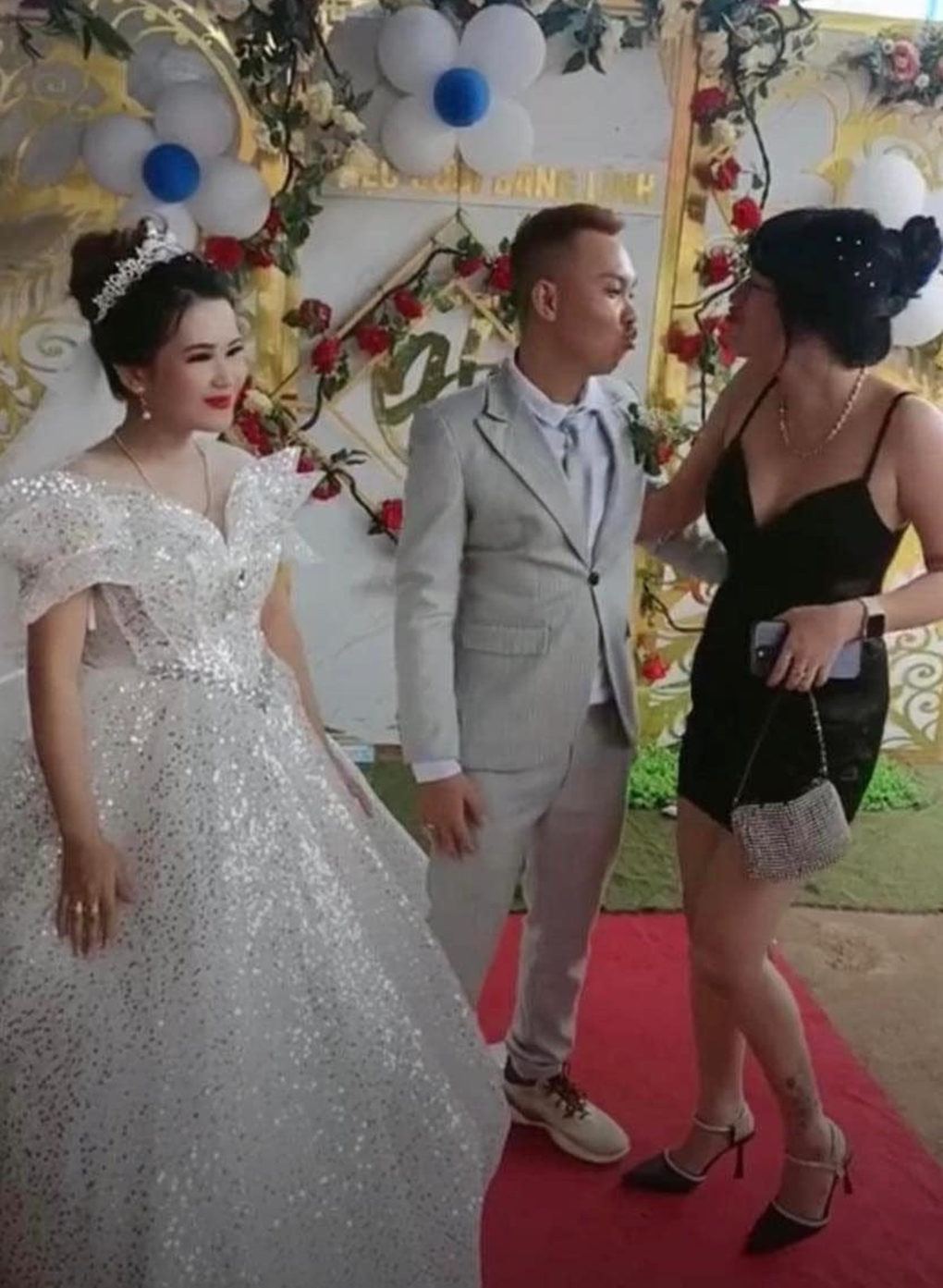 Thực hư video chú rể hôn gió bạn thân, cô dâu đòi ly dị ngay trong đám cưới - 1 Thực hư video chú rể hôn gió bạn thân, cô dâu đòi ly dị ngay trong đám cưới - 1