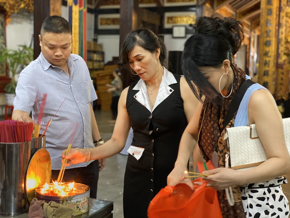 Sau giao thừa, nhiều người đi chùa cầu bình an - 15 Sau giao thừa, nhiều người đi chùa cầu bình an - 15