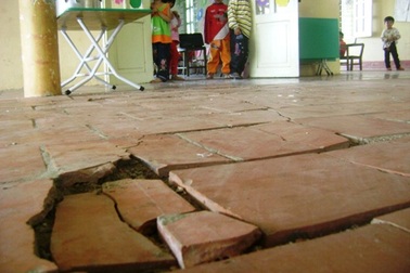 Trẻ mầm non vừa học vừa lo... trường sập