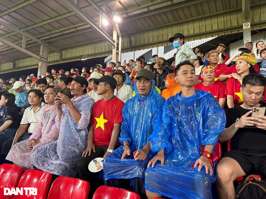 Cổ động viên ngất ngây, hẹn nhau theo suốt hành trình của U22 Việt Nam - 1 Cổ động viên ngất ngây, hẹn nhau theo suốt hành trình của U22 Việt Nam - 1