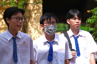 Sĩ tử Cần Thơ thở phào vì đề lịch sử, địa lý "dễ thở"