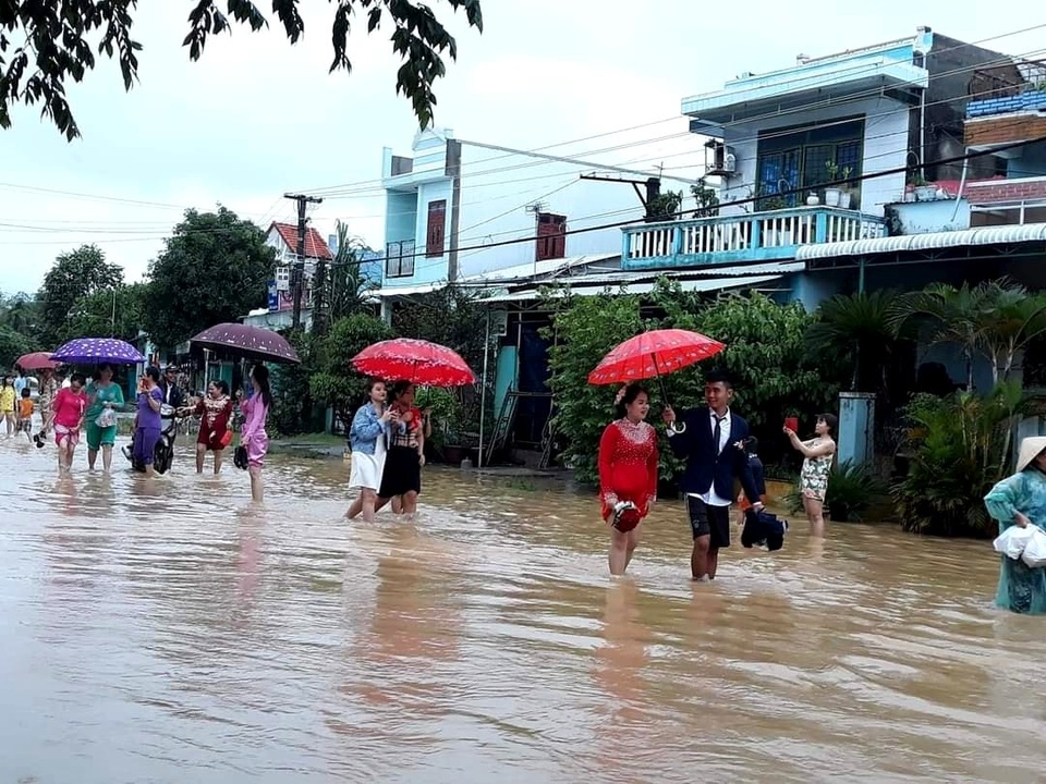 Người dân đổ ra đường giăng lưới bắt cá giữa lũ lớn - 14 Người dân đổ ra đường giăng lưới bắt cá giữa lũ lớn - 14