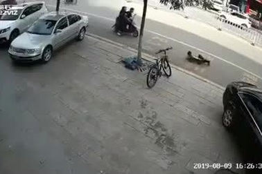 Clip cảnh báo về mối nguy hiểm bất ngờ khi sử dụng xe điện cân bằng ngoài đường phố