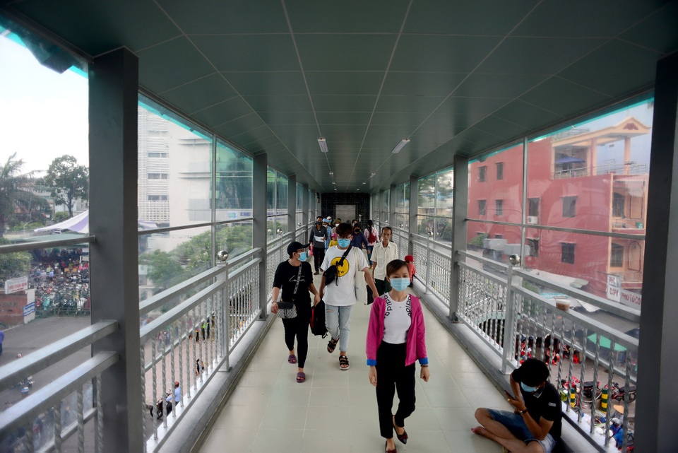 Cầu bộ hành lắp thang máy.jpg Cầu bộ hành lắp thang máy.jpg