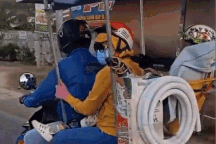 Xe máy tự chế chở 4 người như ô tô, chạy bon bon trên phố