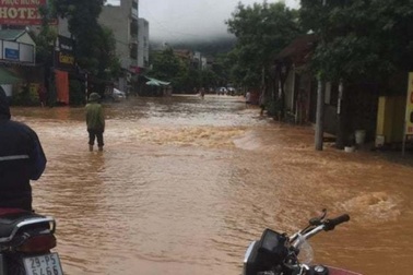 Yên Bái: Mưa lớn gây ngập nhiều nơi, nước cuồn cuộn chảy trên đường