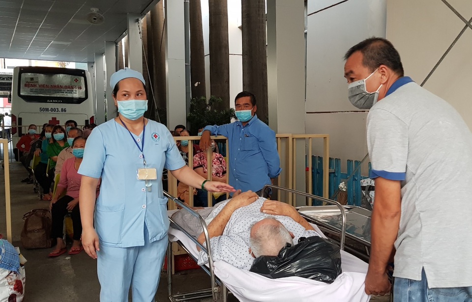 Người đi khám chữa bệnh sẽ phải sàng lọc Covid-19 nhiều cấp - 4