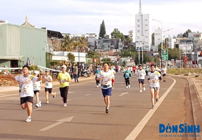 Các vận động viên chạy trong sự cổ vũ của người dân