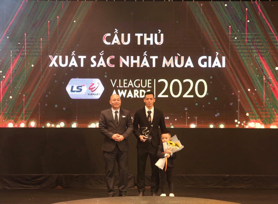 Văn Quyết đoạt giải Cầu thủ xuất sắc nhất V-League 2020 - 1 Văn Quyết đoạt giải Cầu thủ xuất sắc nhất V-League 2020 - 1