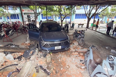 Ô tô chạy lùi tông gãy trụ nước, thủng tường công ty