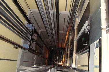 Cô gái rơi xuống hầm thang máy tòa nhà ở Hà Nội, tử vong