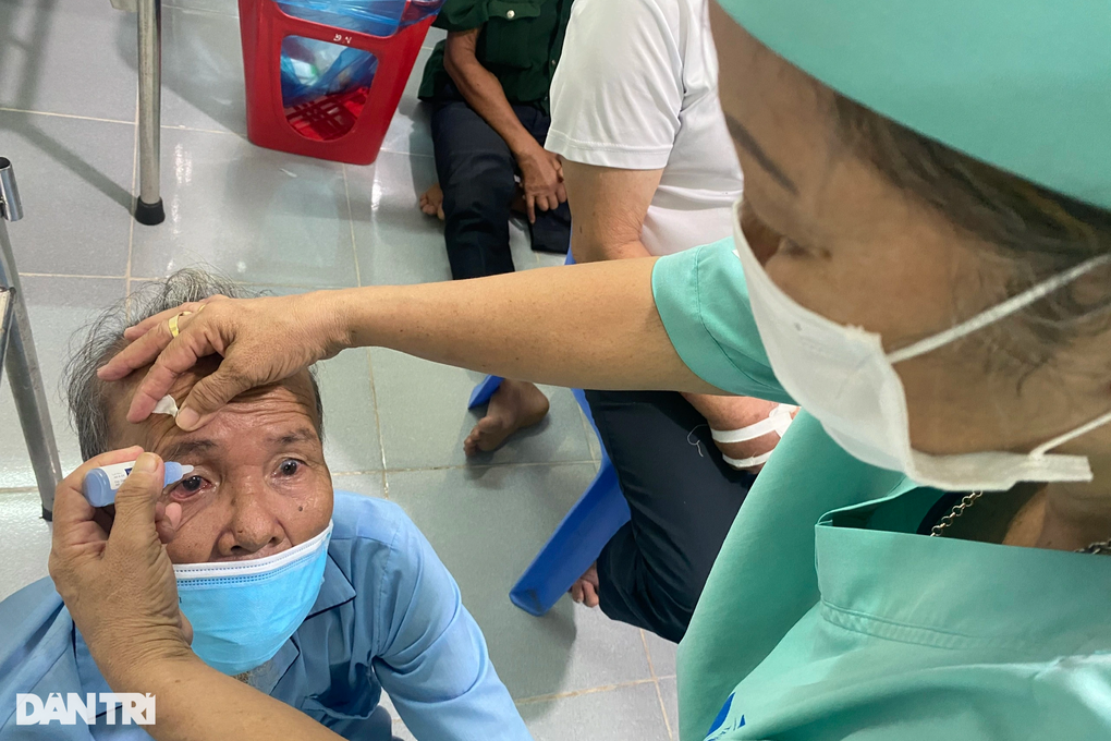 Cả huyện 150.000 người không có máy mổ phaco, dân mong bác sĩ phẫu thuật - 2 Cả huyện 150.000 người không có máy mổ phaco, dân mong bác sĩ phẫu thuật - 2