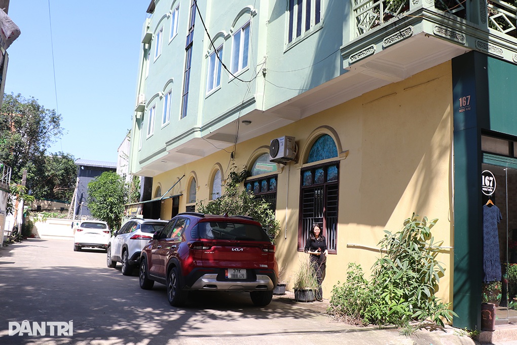 Ba ô tô bị xịt sơn đầy kính khi đỗ trong ngõ  - 2