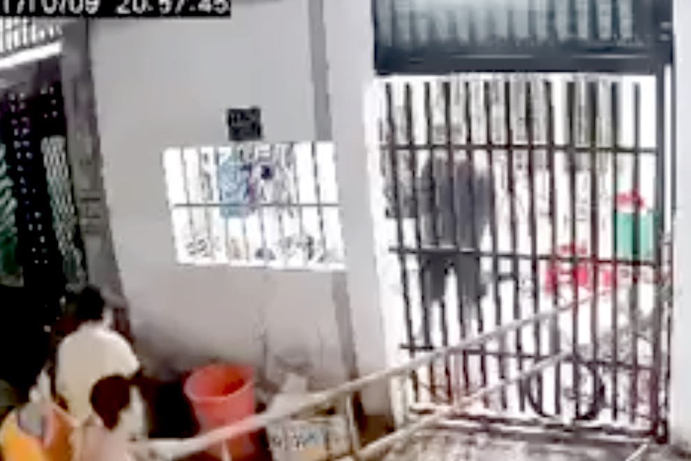 Hai vợ chồng đang ăn cơm trong nhà bất ngờ bị tấn công tử vong - 1 Hai vợ chồng đang ăn cơm trong nhà bất ngờ bị tấn công tử vong - 1