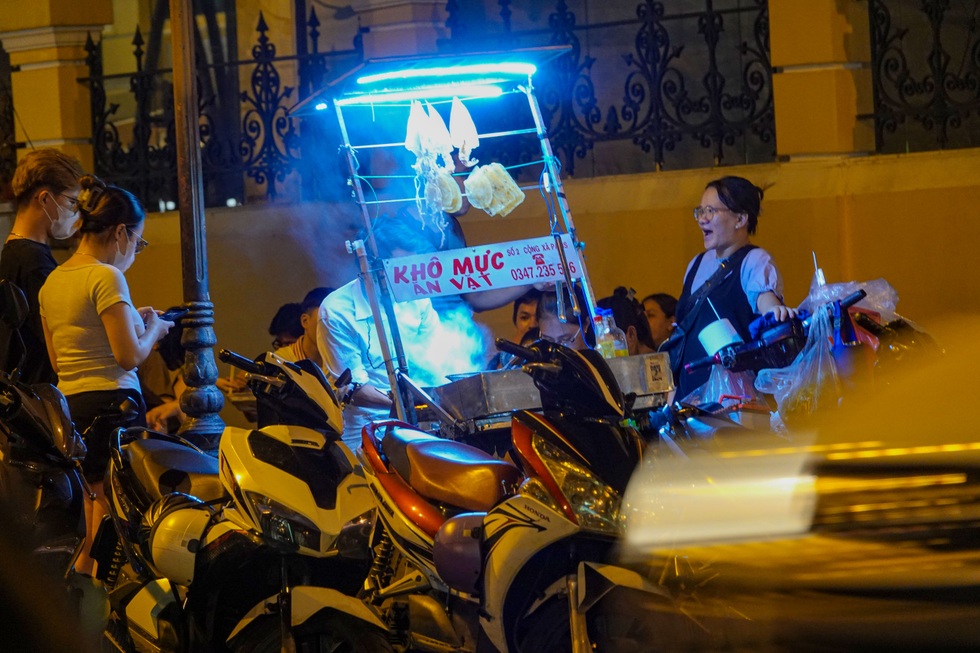 Lão gù ở nhà thờ Đức Bà với gánh hàng rong nuôi cả gia đình - 9 Lão gù ở nhà thờ Đức Bà với gánh hàng rong nuôi cả gia đình - 9
