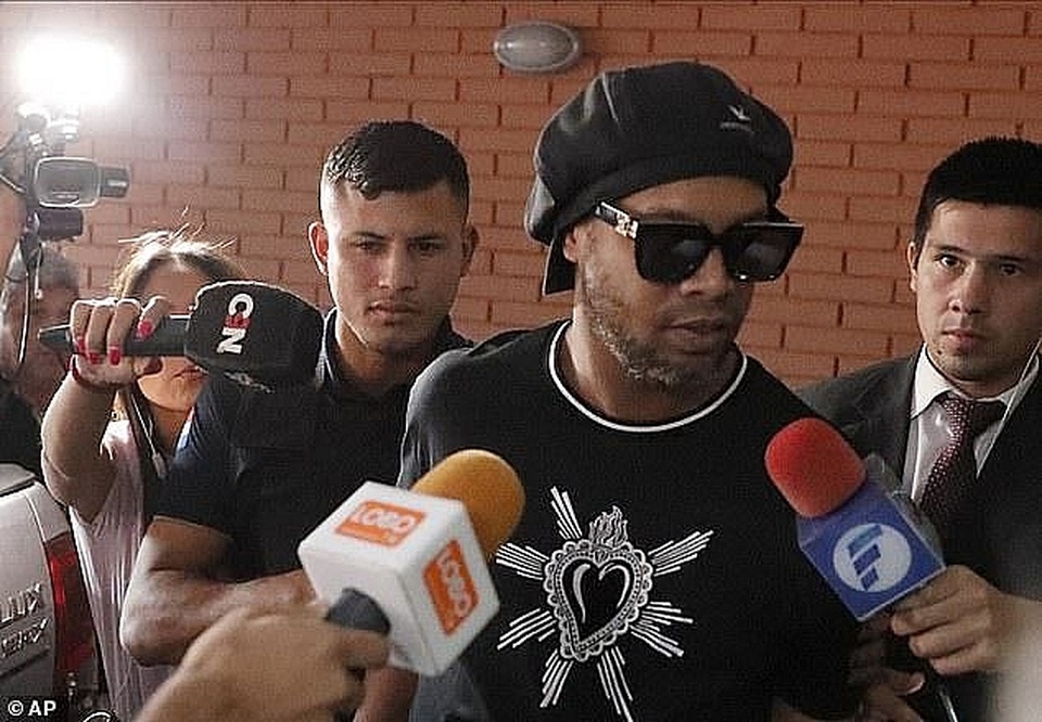 Ronaldinho hạnh phúc sau khi thoát khỏi trại giam - 1 Ronaldinho hạnh phúc sau khi thoát khỏi trại giam - 1