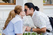 Thanh Hà dành nụ hôn ngọt ngào cho bạn trai khi cùng đi dạo phố