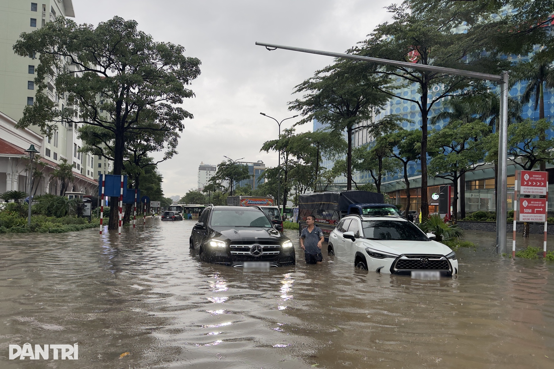 Hàng loạt xe sang bơi trong biển nước ngập ở Hà Nội - 2 Hàng loạt xe sang bơi trong biển nước ngập ở Hà Nội - 2