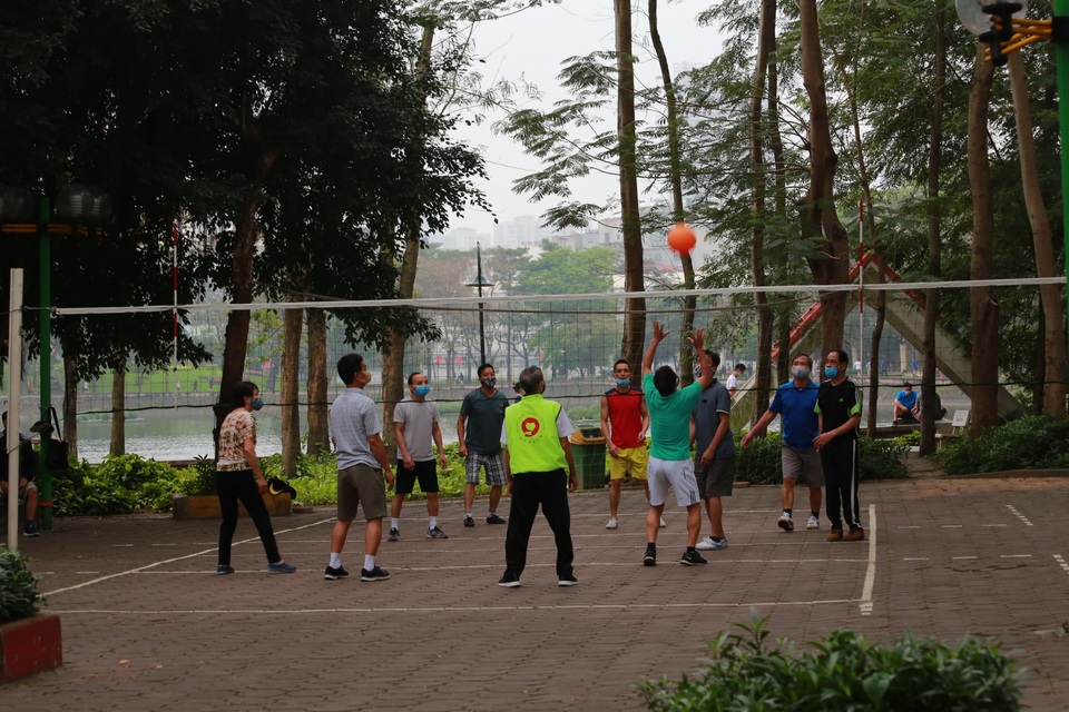 Hà Nội: Bất chấp dịch Covid-19, công viên vẫn tiếp tục tấp nập người đi bộ - 7 Hà Nội: Bất chấp dịch Covid-19, công viên vẫn tiếp tục tấp nập người đi bộ - 7