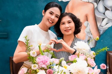 Dàn người đẹp Việt trổ tài cắm hoa nhân "Ngày của Mẹ"