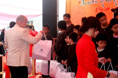 Trẻ em chùa Bồ Đề được hỗ trợ 110 triệu đồng đón tết