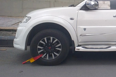 Vụ khóa bánh ô tô ở Masteri Thảo Điền: Chủ xe có khởi kiện được không?