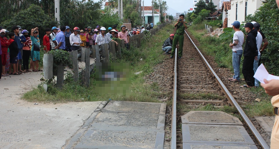 Băng qua đường ngang không gác chắn, người đàn ông bị tàu hỏa tông tử vong - 1 Băng qua đường ngang không gác chắn, người đàn ông bị tàu hỏa tông tử vong - 1