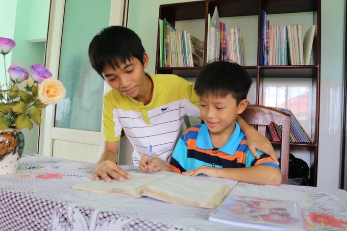 Thành viên Câu lạc bộ ACE – Ngày mai tươi sáng dạy học cho các em Làng trẻ em SOS.