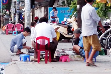 Ngồn ngộn “chợ sex rong”