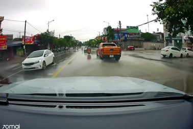 Tài xế bán tải thiếu ý thức khi qua đường ngập gây phẫn nộ