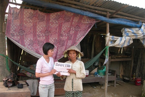 Chia sẻ khó khăn với người dân nơi bão lũ đi qua