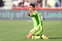Phản ứng của Ronaldo, Maguire sau khi Man Utd thảm bại trước Brentford
