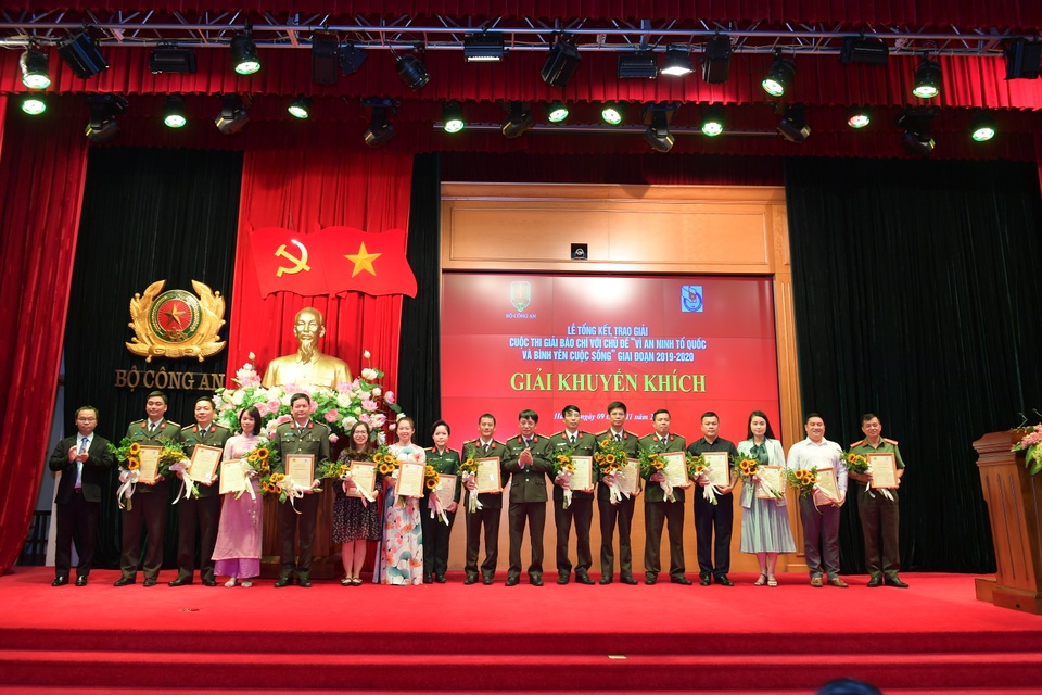 Báo Dân trí đoạt 2 giải báo chí “Vì an ninh Tổ quốc và bình yên cuộc sống” - 4 Báo Dân trí đoạt 2 giải báo chí “Vì an ninh Tổ quốc và bình yên cuộc sống” - 4