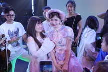 Hòa Minzy khoe nhan sắc ngọt ngào, được fan vây kín tại "Rực rỡ ngày mới"