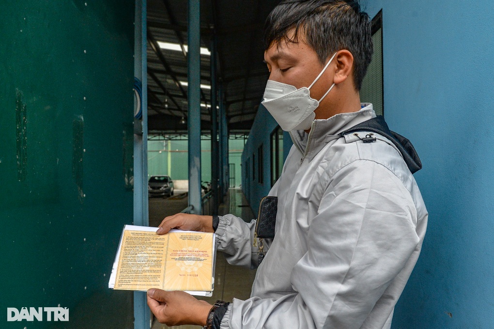 Ám ảnh đi đăng kiểm: Bị công an giữ nửa ngày, xếp hàng xuyên đêm chờ lấy số - 9 Ám ảnh đi đăng kiểm: Bị công an giữ nửa ngày, xếp hàng xuyên đêm chờ lấy số - 9
