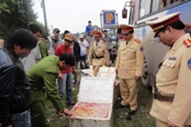 Xe khách vờ đổ xăng để tẩu tán 200kg thịt thối